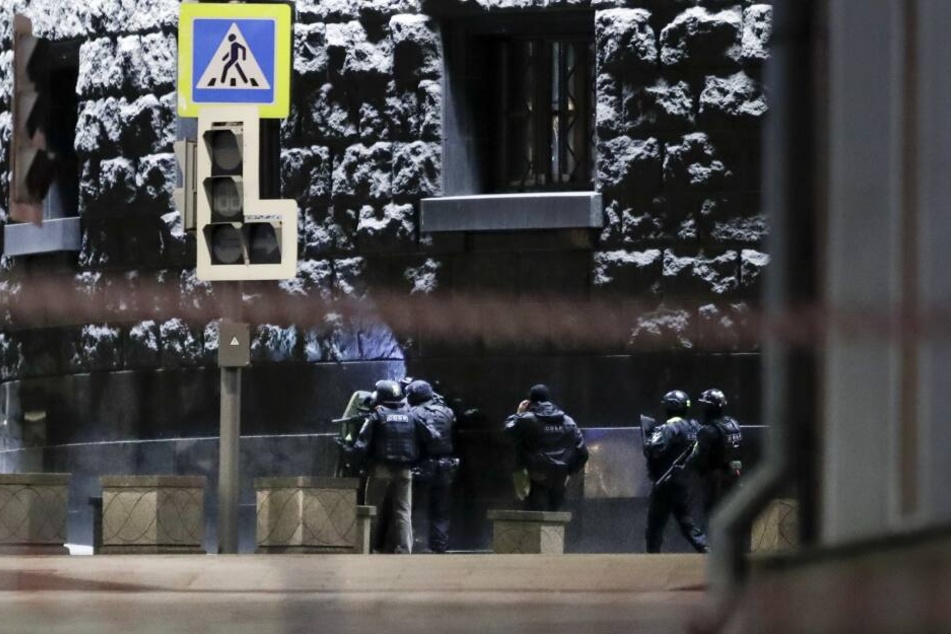 Russische Spezialeinheiten befinden sich am Tatort im Einsatz.