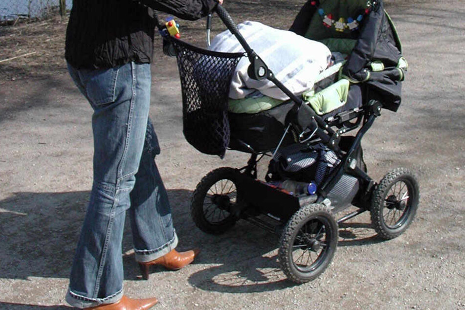 Der Mann erwischte mit seinem Rad den Kinderwagen. Das brachte den Vater des 2-jährigen Kindes zum Ausraten.