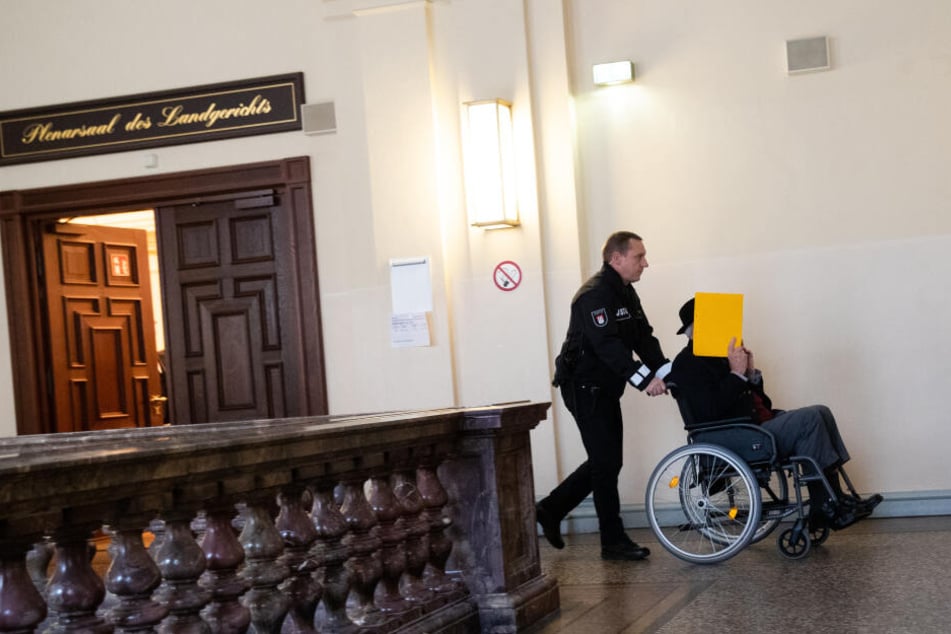 Der 93 Jahre alte ehemalige SS-Wachmann des Konzentrationslagers Stutthof wird aus dem Sitzungssaal geschoben.