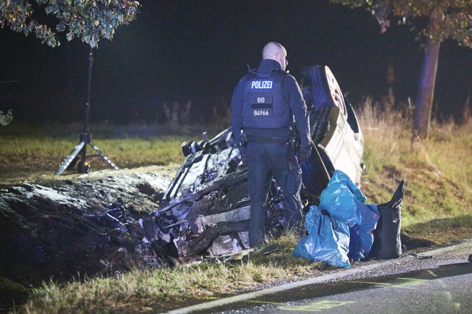 Der Fahrer des ausgebrannten Wagens (61) überlebte den Unfall mit schweren Verletzungen.