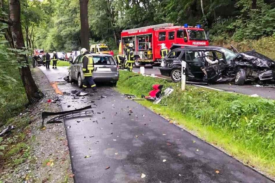 Bei dem heftigen Crash sind zwei Personen verletzt worden.