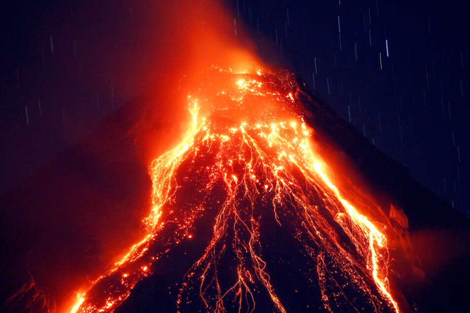 Nach tagelangem Brodeln und Lavaströmen hat der philippinische Vulkan Mayon am Montag eine riesige Aschewolke in den Himmel geschleudert.