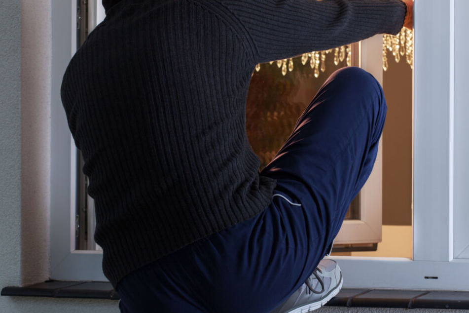 Der Junge stieg durch das Fenster in die Wohnung. (Symbolbild)