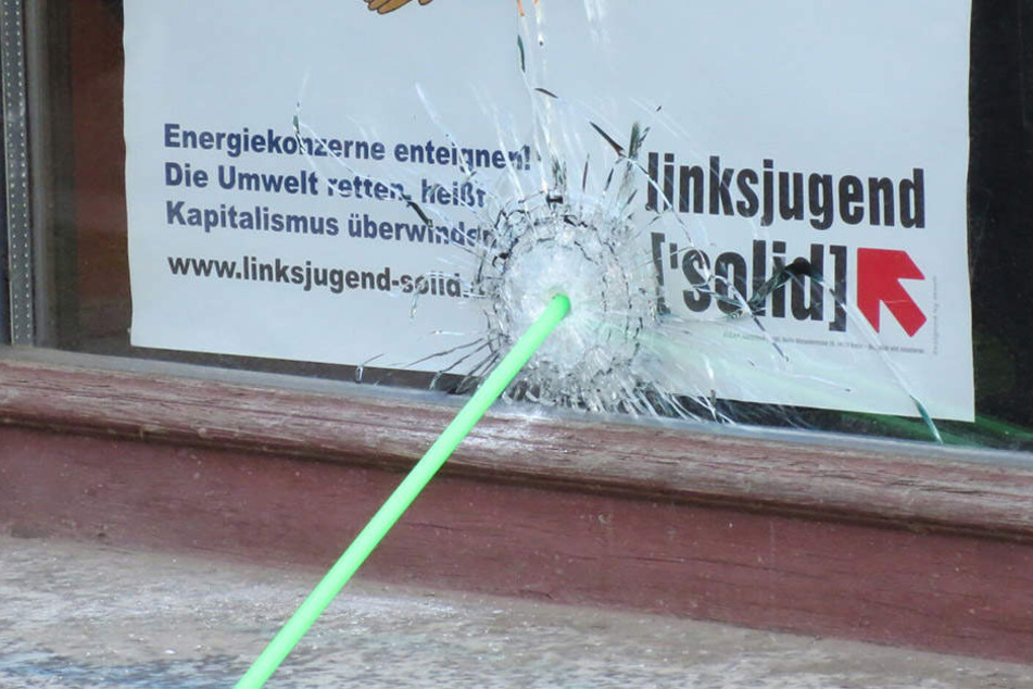 Die schräge Flugbahn der Projektile lässt vermuten, dass die Täter aus einem Fahrzeug heraus feuerten.