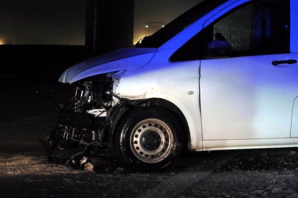 Die Front des Mercedes-Transporters wurde beim Zusammenstoß mit der Leitplanke stark beschädigt.