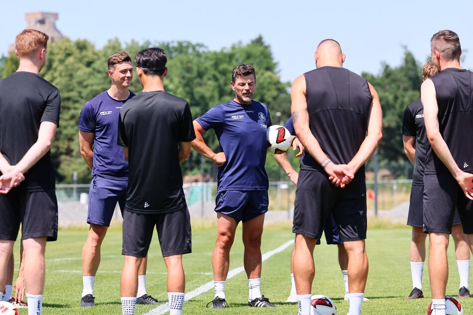 Trainer Torsten Ziegner (48, M.) hat mit Lok Leipzig sehr viel vor. In den nächsten Tagen soll es deutlich intensiver werden, weil eben nicht viel Zeit ist.