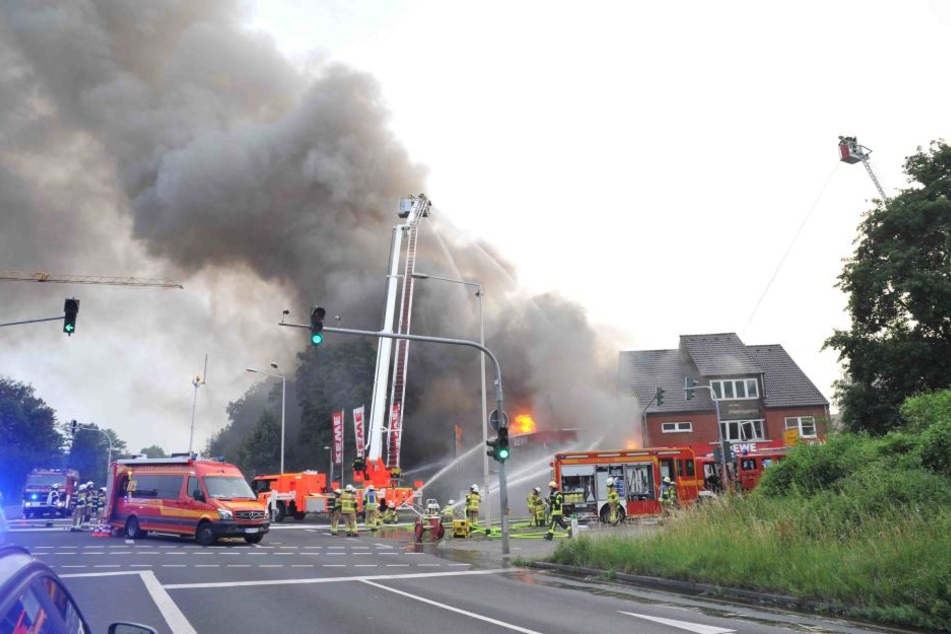 Das Feuer hat den gesamten Rewe-Markt in Beschlag genommen, brach am Sonntagabend aus.