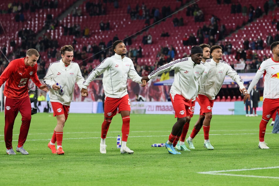 Lukas Klostermann (30, l.) beim Jubel nach dem Sieg gegen Eindhoven.