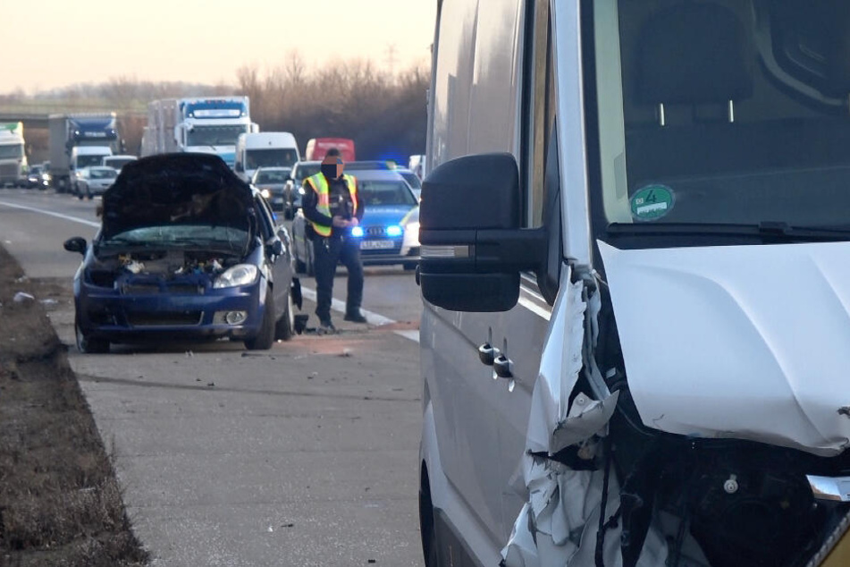Die beiden Fahrzeuge krachten in voller Fahrt zusammen.