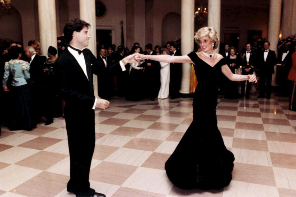 1985: Mit Hollywoodstar John Travolta legt Prinzessin Diana im Weißen Haus in Washington (USA) eine flotte Sohle aufs Parkett.