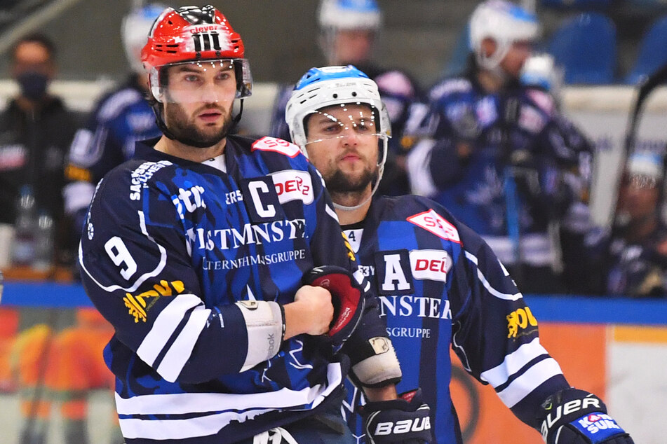 Noch tragen Jordan Knackstedt (32, l.) und Steve Hanusch (30) das Trikot der Dresdner Eislöwen, aber die Lausitzer Füchse zeigen an beiden Spielern Interesse.