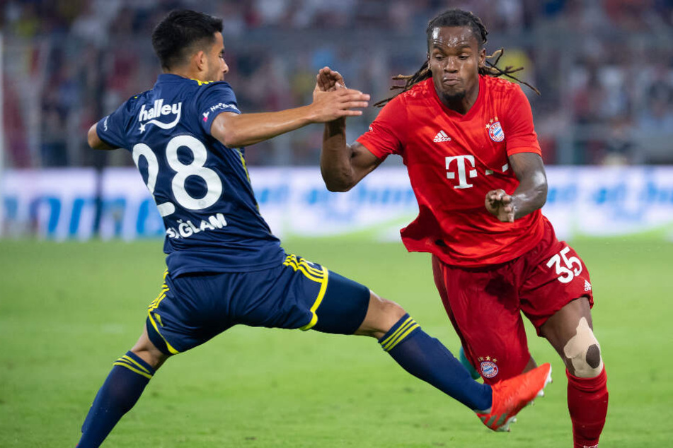 Renato Sanches (r) von München und Murat Saglam von Istanbul kämpfen um den Ball.