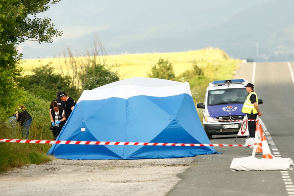 Polizisten sichern am Fundort einer Frauenleiche, nahe der Autobahn bei Asparrena, Spuren. Bei der Frauenleiche handelte es sich um die vermisste Tramperin Sophia L..