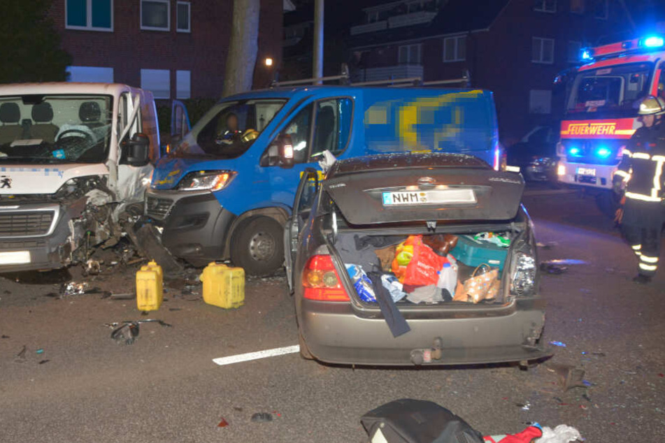 Auch die Feuerwehr rückte an, um die Unfallstelle zu sichern.