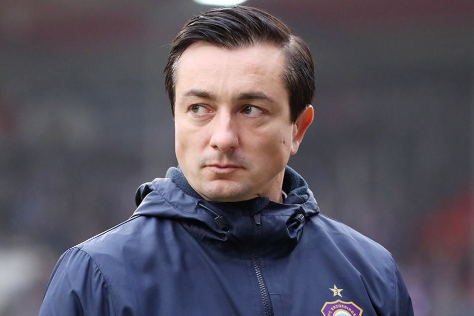 FCE-Trainer Daniel Meyer zeigt's an: "Ihn müssen wir stoppen!" Gleich ein Trio soll sich liebevoll um Pierre-Michel Lasogga kümmern.