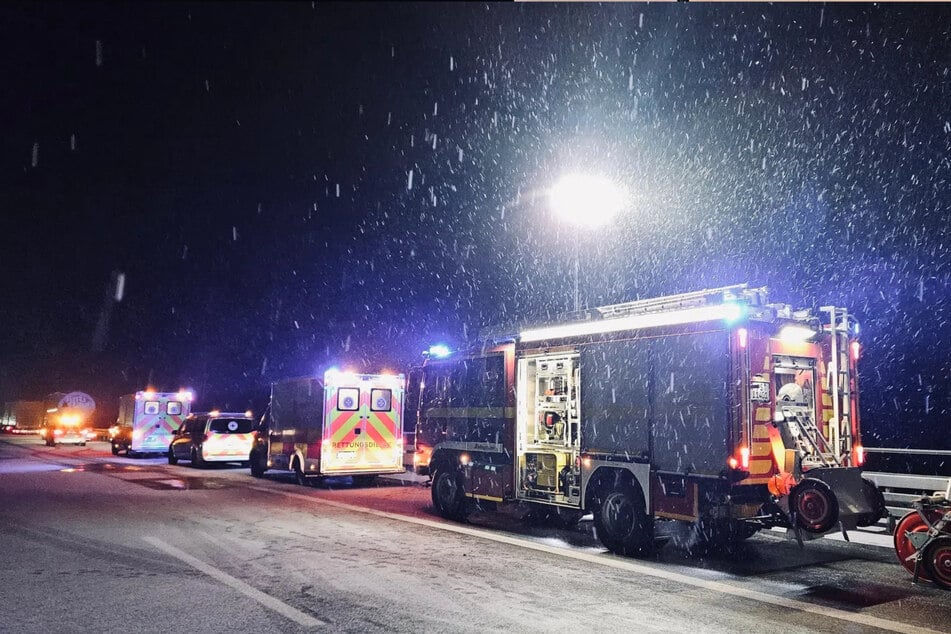 Zahlreiche Rettungskräfte waren bei dem Unfall im Einsatz.