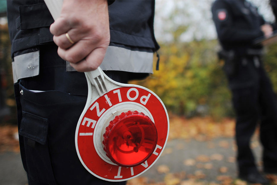 Die Polizei sucht nach Zeugen, die das silberne Fahrzeug, das neben dem Auto anhielt, gesehen haben. (Symbolbild)
