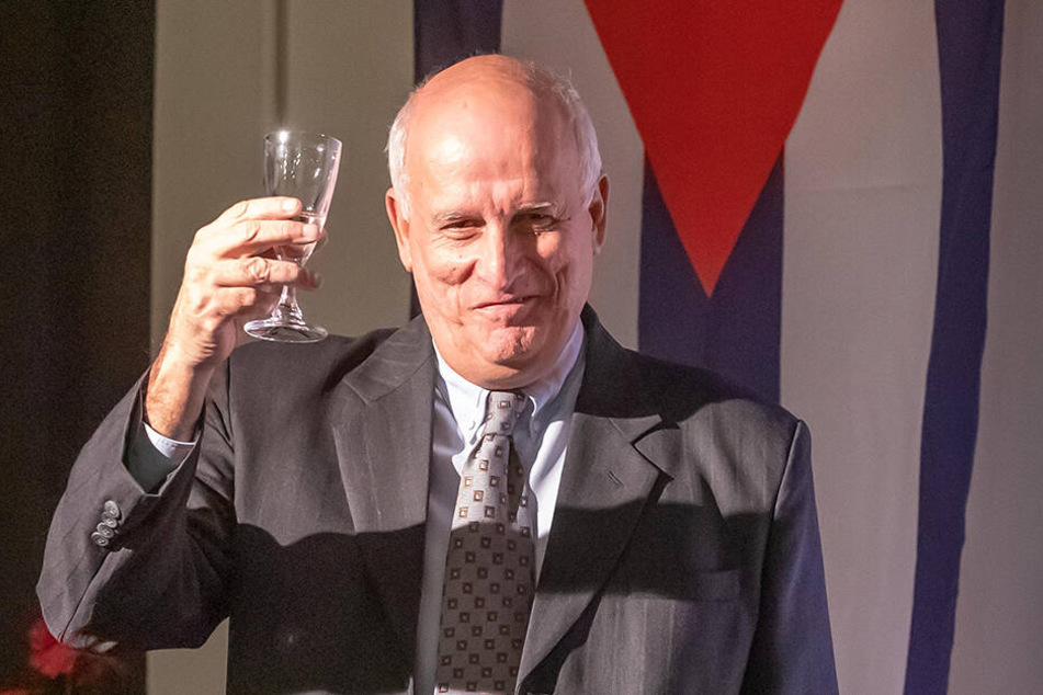 Prost! Für Botschafter Ramon Ripoll Diaz gab es einen Schluck Karl-Marx-Sekt.