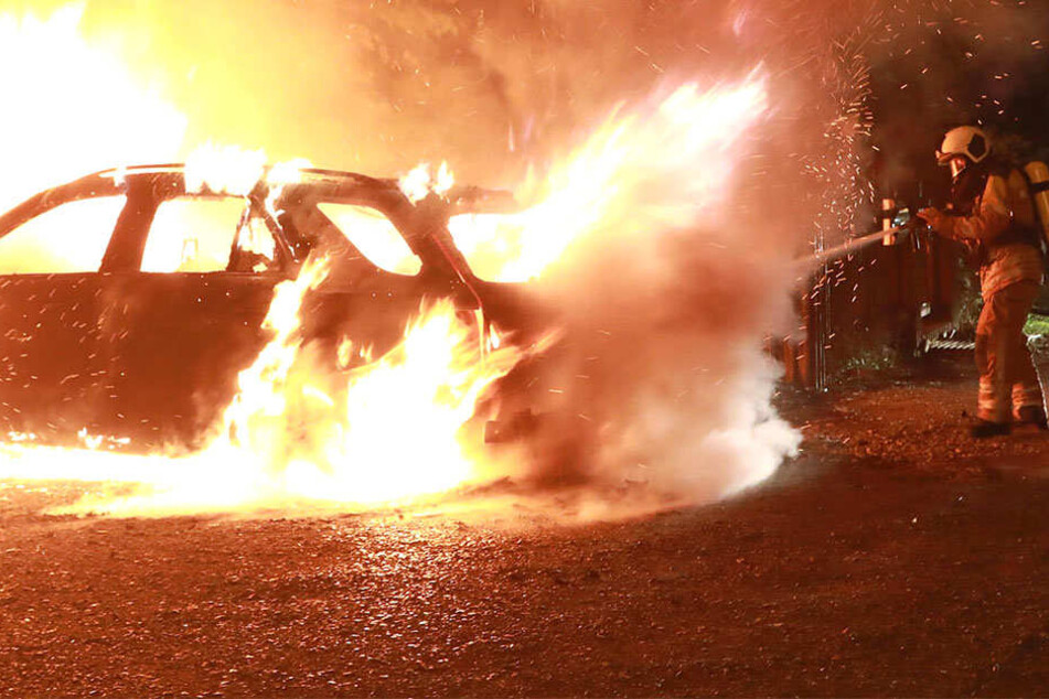 Feuerwehrleute mussten die gewaltigen Flammen löschen.