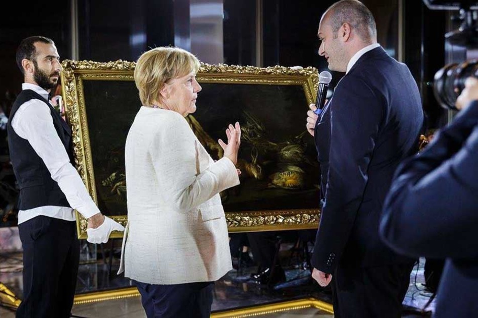 Mamuka Bakhtadze, Ministerpräsident von Georgien, überraschte Bundeskanzlerin Angela Merkel beim Staatsbesuch mit der Dresdner Beutekunst.