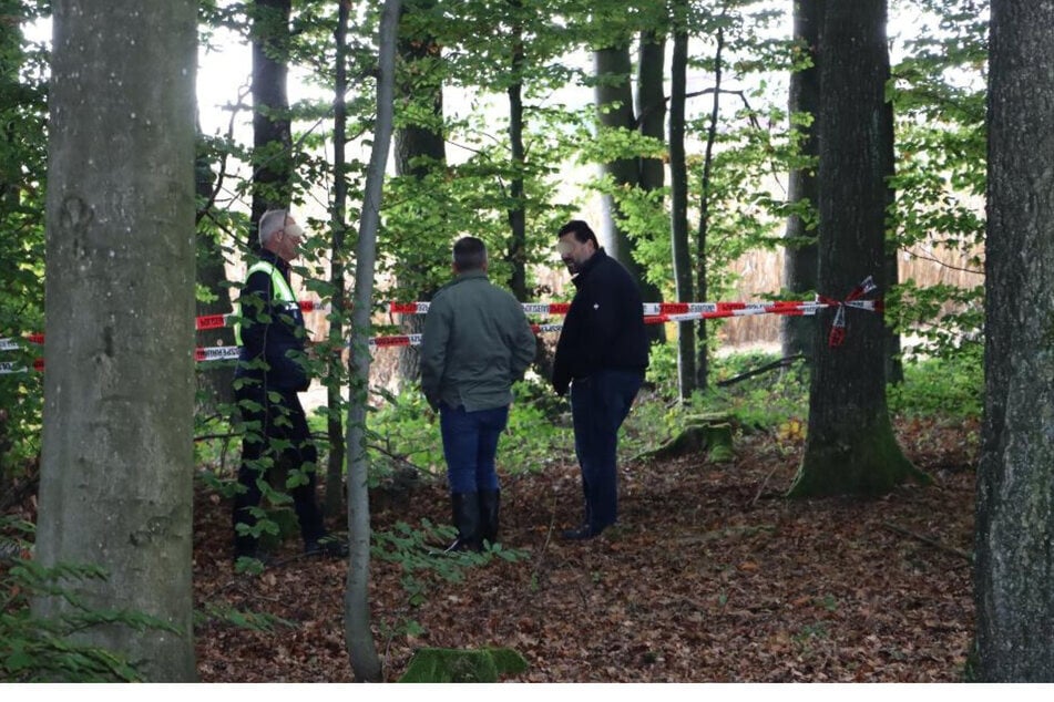 Die Polizei sperrte das Waldstück ab.