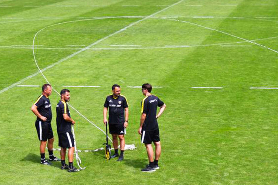Cristian Fiel (Zweiter von links) und sein Team bei der Vorbereitung des Trainings.