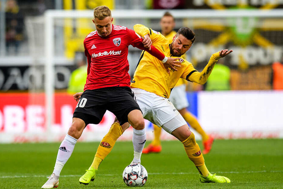 Dynamos Niklas Kreuzer versucht, dem Ingolstädter Sonny Kittel den Ball anzujagen. Kittel war mit seinem Freistoßtor am Ende der Mann des Tages bei den Audistädtern.