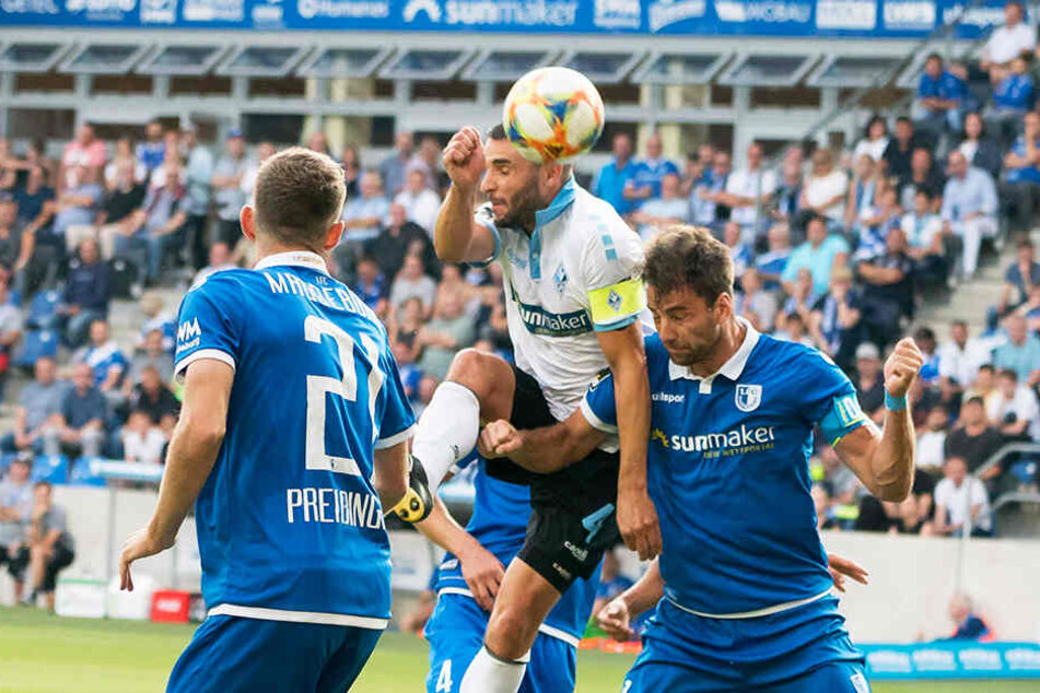 Die Kapitäne im Duell: Mannheims Kevin Conrad (M.) und Magdeburgs Christian Beck (r.).