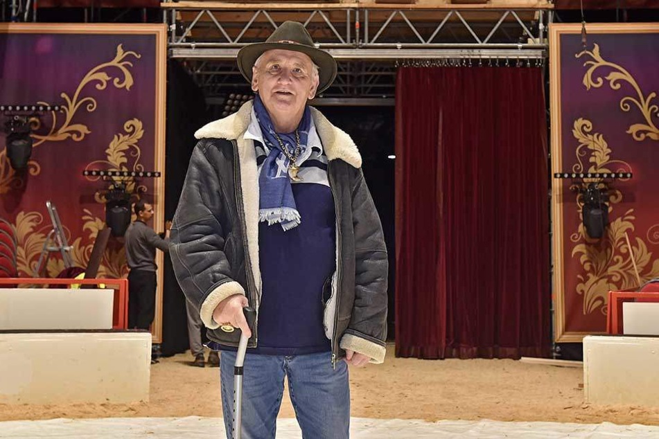 Circus-Direktor Mario Müller-Milano (69) überwacht mit Argusaugen Auf- und Ausbau des Zirkuszeltes.