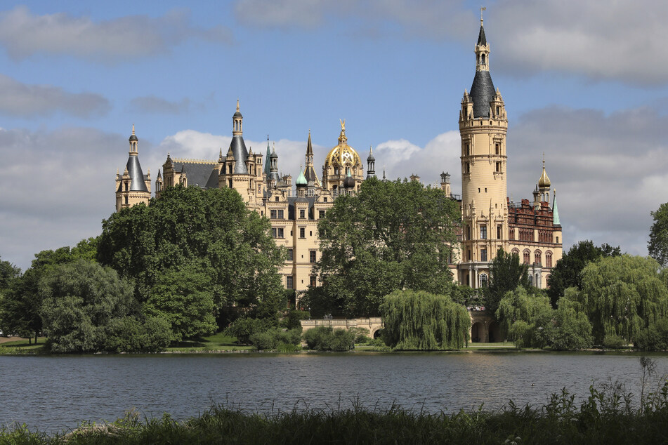 Ist kein Märchenschloss, sondern der Sitz des Landtags von Mecklenburg-Vorpommern: das Schweriner Schloss. (Archivbild)
