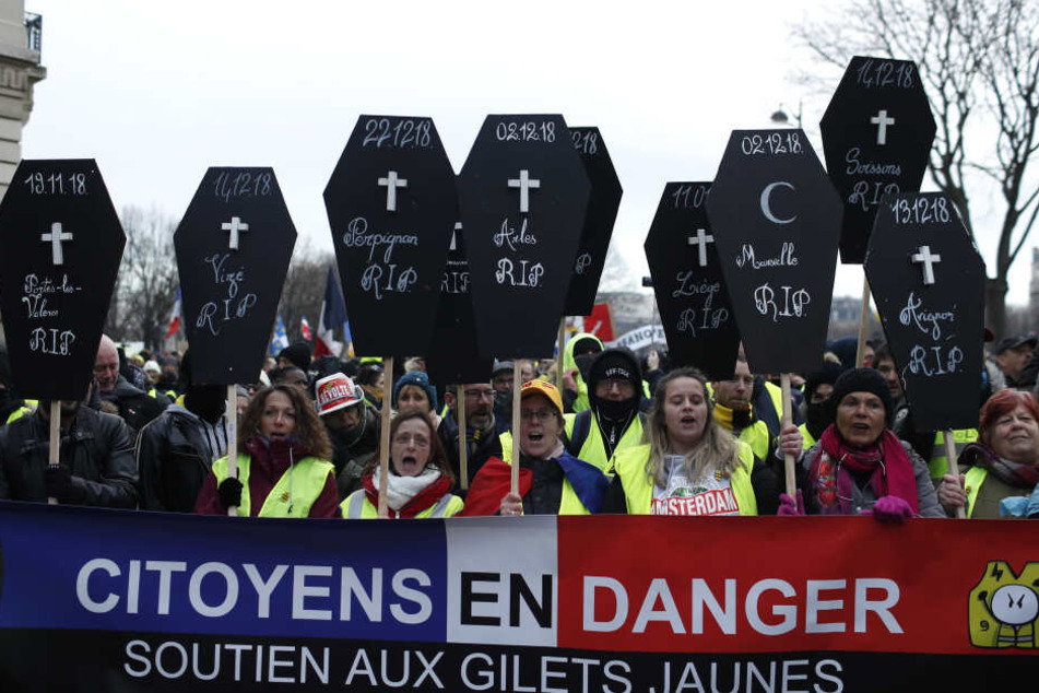 Das zehnte Wochenende in Folge haben sich in Frankreich Tausende "Gelbwesten" zu Protesten versammelt.