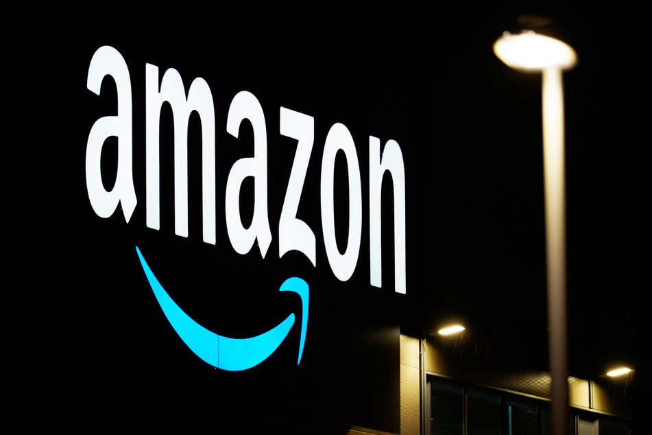 Der Schriftzug des Unternehmens an einem Sortierzentrum des Versandhandels Amazon.
