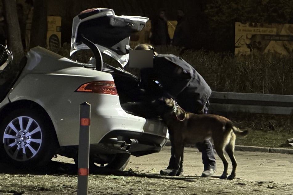 Eine Diensthundeführerin suchte den Wagen mehrfach ab.