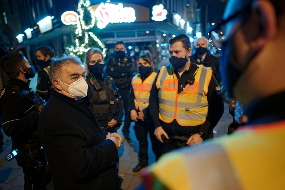 Herbert Reul (CDU, l), Innenminister von Nordrhein-Westfalen, begleitet die Kölner Polizei bei einer Corona-Streife durch das Stadtgebiet.