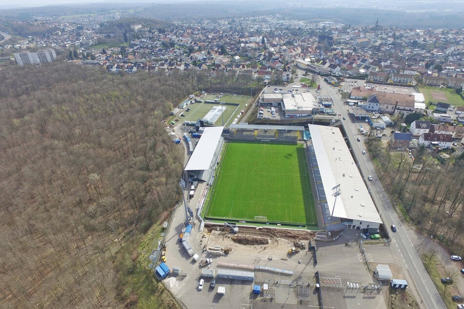 Die Urspaharm-Arena an der Kaiserlinde in Elversberg ist nur auf dem Papier tiefste Fußball-Provinz. Der SVE ist es längst nicht mehr. Am Sonntag werden 10.000 Zuschauer im Stadion sein, 1500 davon aus Dresden.