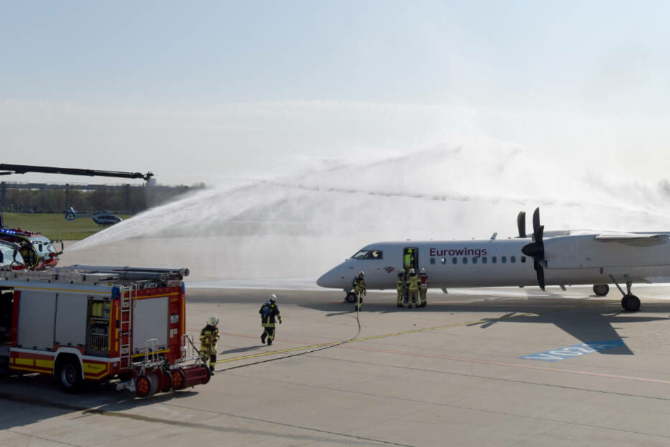 Das brennende Flugzeug wird gelöscht.