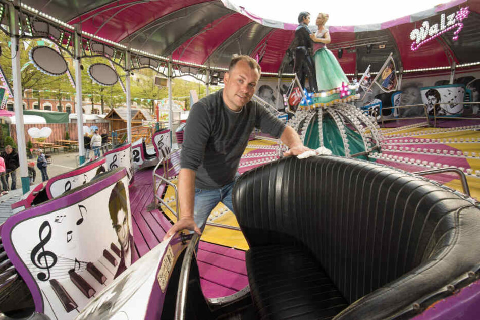Veranstalter Marco Walz (39) kommt mit seiner "Walzerbahn". 17 Fahrgeschäfte machen den Platz der Völkerfreundschaft zum Eldorado für Rummel-Fans.