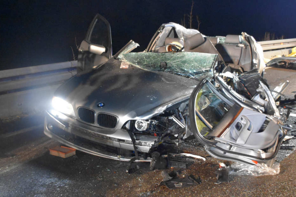 Das Auto wurde bei dem schweren Unfall schwer beschädigt. Erst 45 Minuten nach dem Unfall konnte der Mann aus dem Auto befreit werden.
