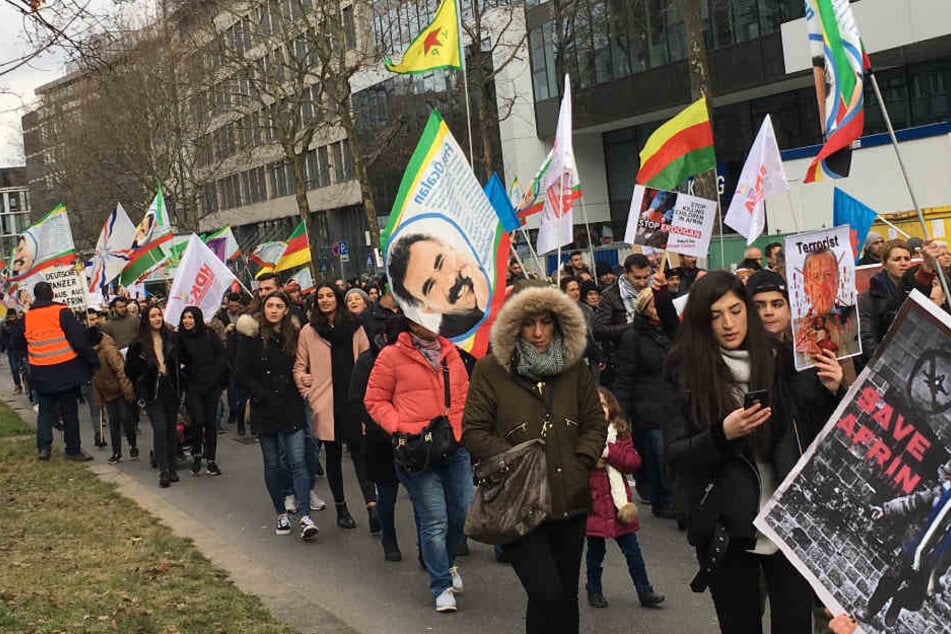 Die Demonstranten zogen zunächst über die Theodor-Heuss-Straße.