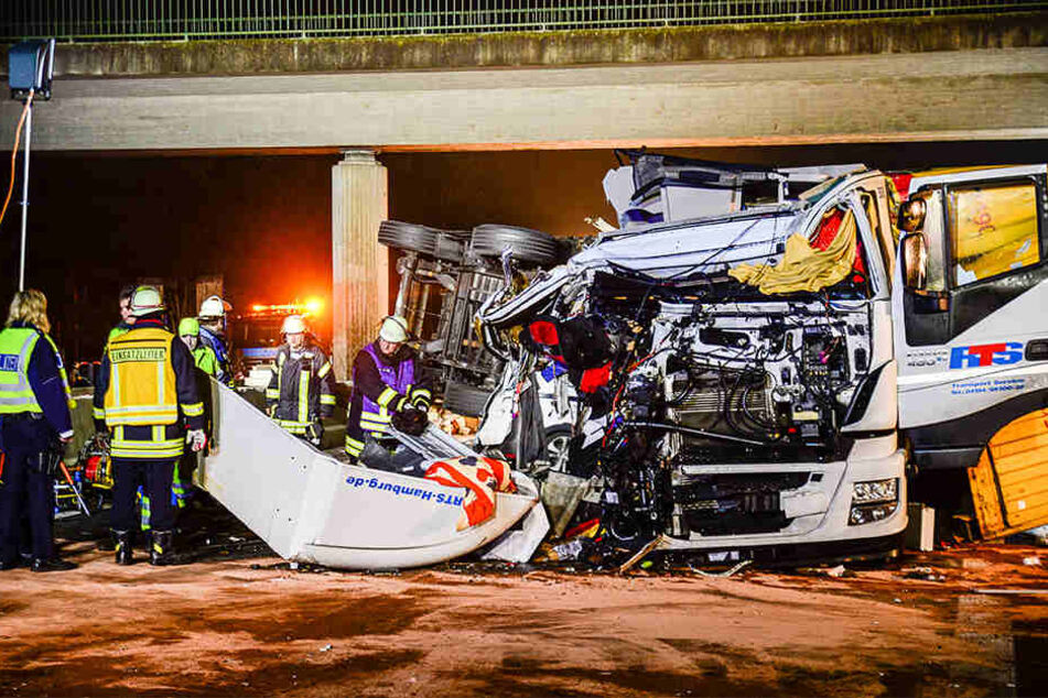 Horror Unfall Auf Der A33 Dhl Lkw Begrabt Dacia Unter Sich Tag24