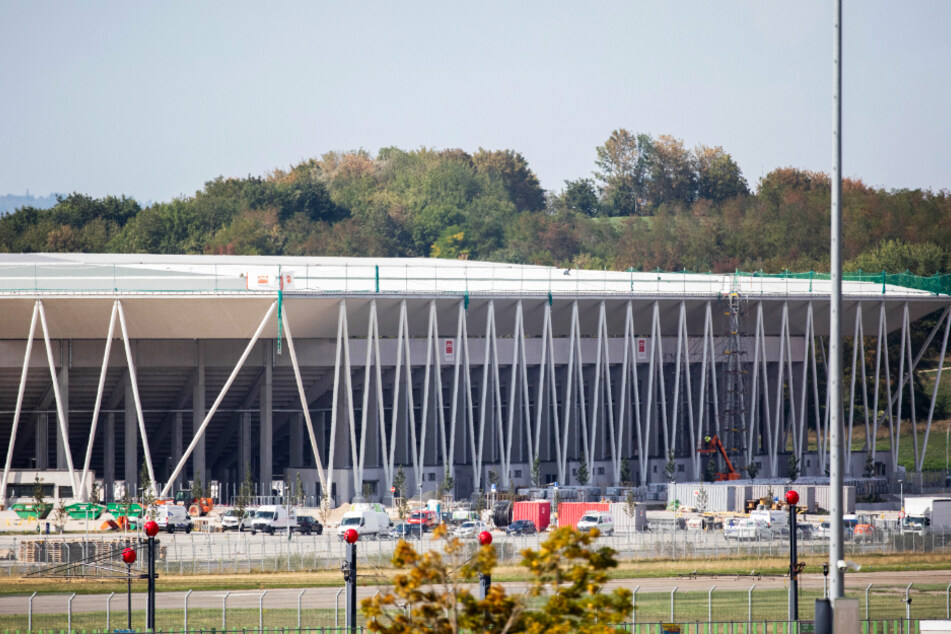 Der Stadionneubau des Sportclub (SC) Freiburg steht nahe dem Flughafen.