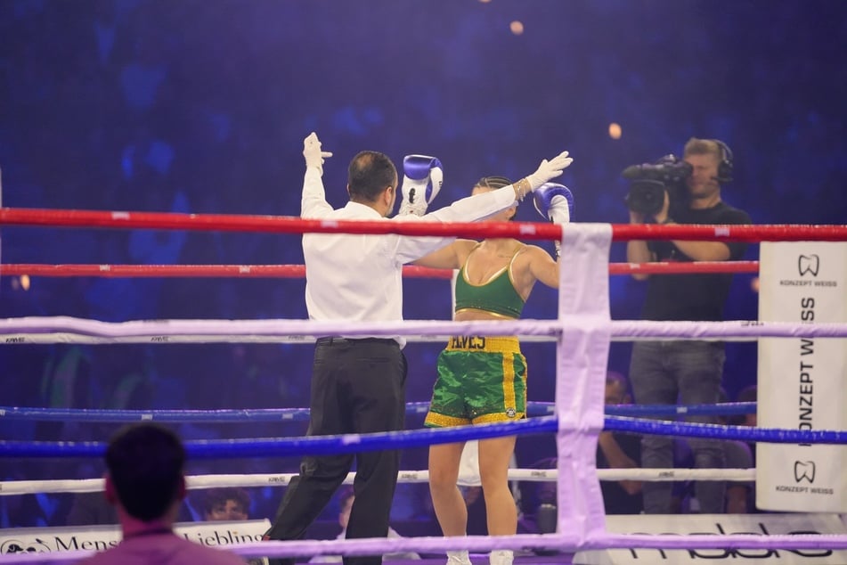 Der Ringrichter beendet den Kampf nach 18 Sekunden.