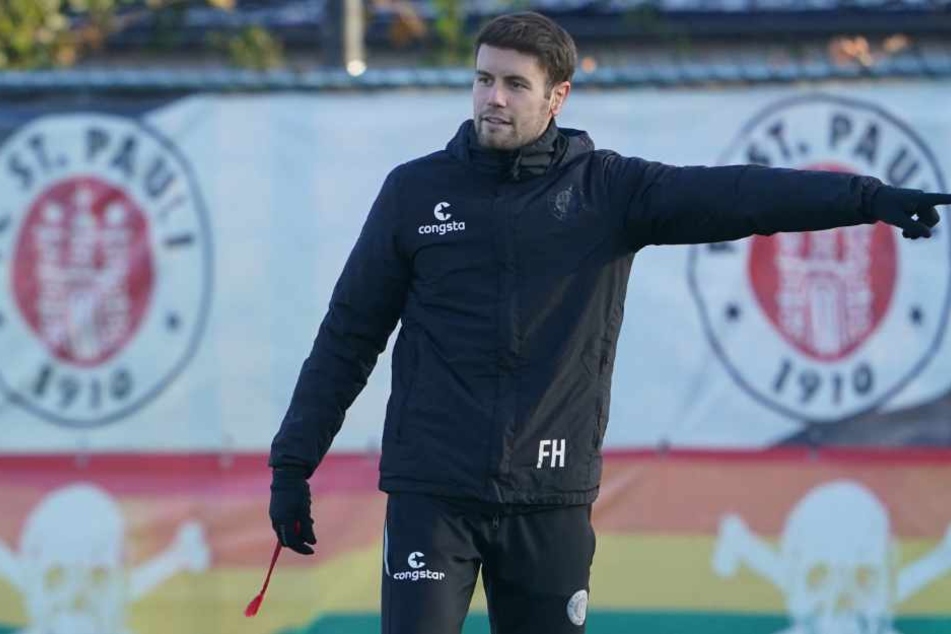 St.-Pauli-Coach Fabian Hürzeler (30) hat mit seiner Mannschaft bisher alle Spiele gewonnen. Vom möglichen Aufstieg will der 30-Jährige aber nichts wissen.