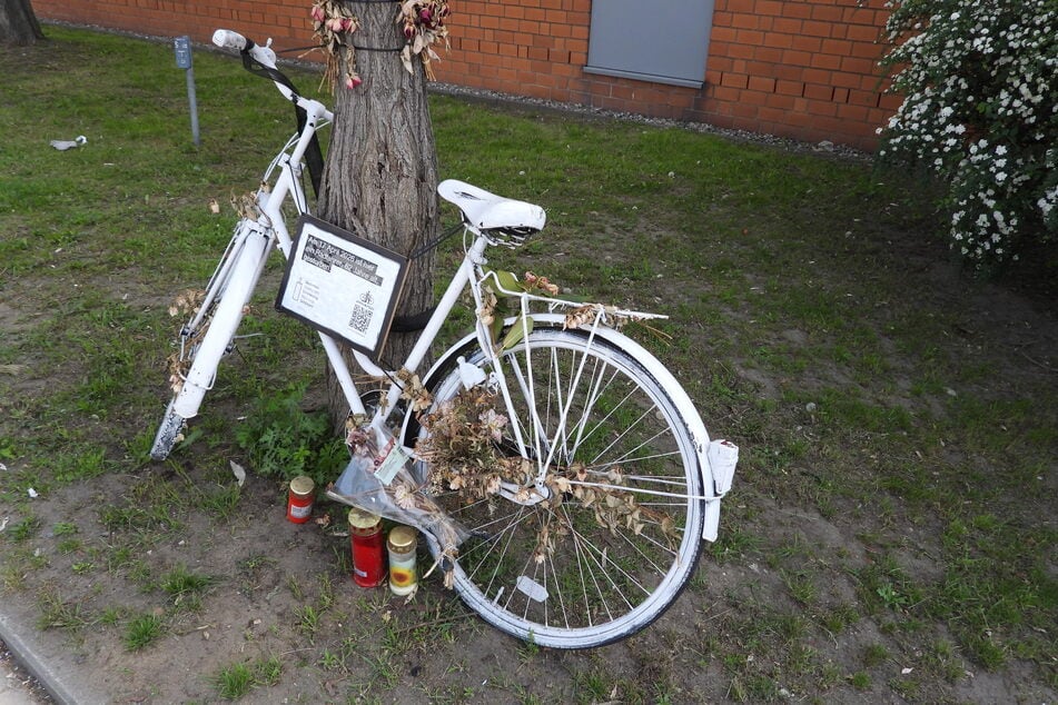 Das vom Allgemeinen Deutschen Fahrrad-Club (ADFC) aufgestellte "Ghostbike" erinnert an den Verstorbenen und soll gleichzeitig Mahnmal sein.