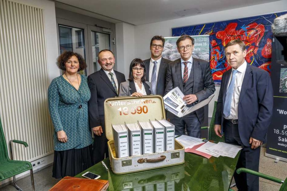 Gabriele und Georg Lebsa (l.) übergeben ihre Petition an Landtagspräsident Matthias Rößler (62, CDU, 2.v.r.). Neben ihnen die Vorsitzende des Petitionsauschusses, Kerstin Lauterbach (3.v.l.).