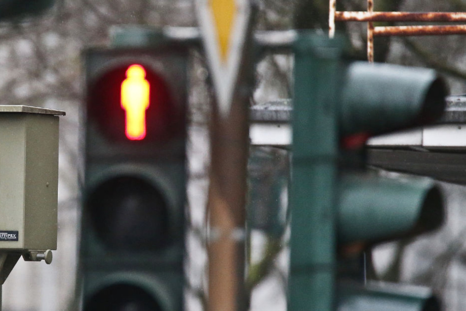 Offenbar stand die Fußgängerampel auf Rot (Symbolfoto).