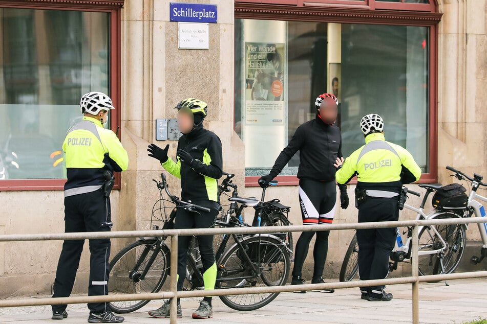 Wer auf dem Fußweg über die Brücke fährt, wird von der Polizei aus dem Verkehr gezogen.