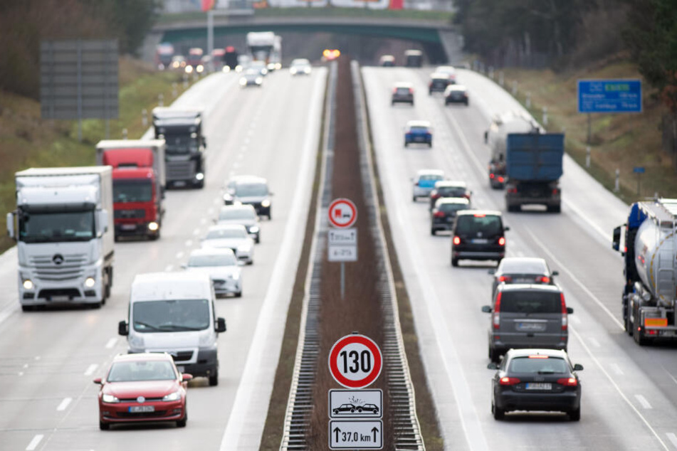 Verkehrszeichen zur Geschwindigkeitsbeschränkung von 130 km/h und zum zeitlich eingeschränkten Überholverbot für Lastwagen sind an der Autobahn A13 nahe der Anschlussstelle zur L74 aufgestellt. (Archivbild)