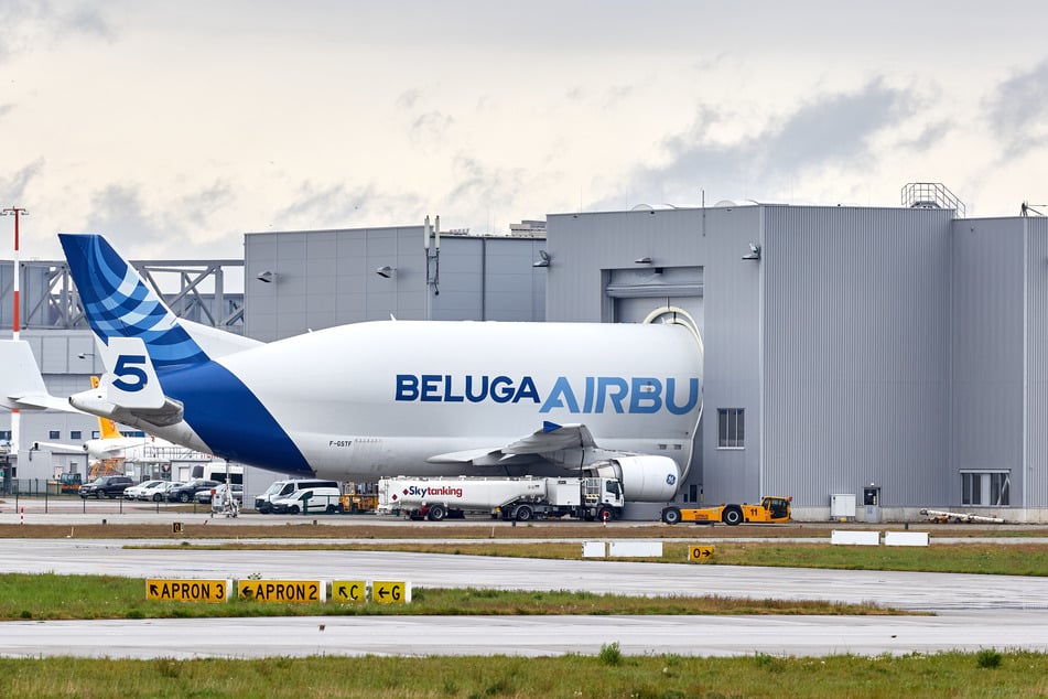 Ein Beluga Frachtflugzeug steht an einer Abfertigungshalle auf dem Gelände von Airbus in Finkenwerder.