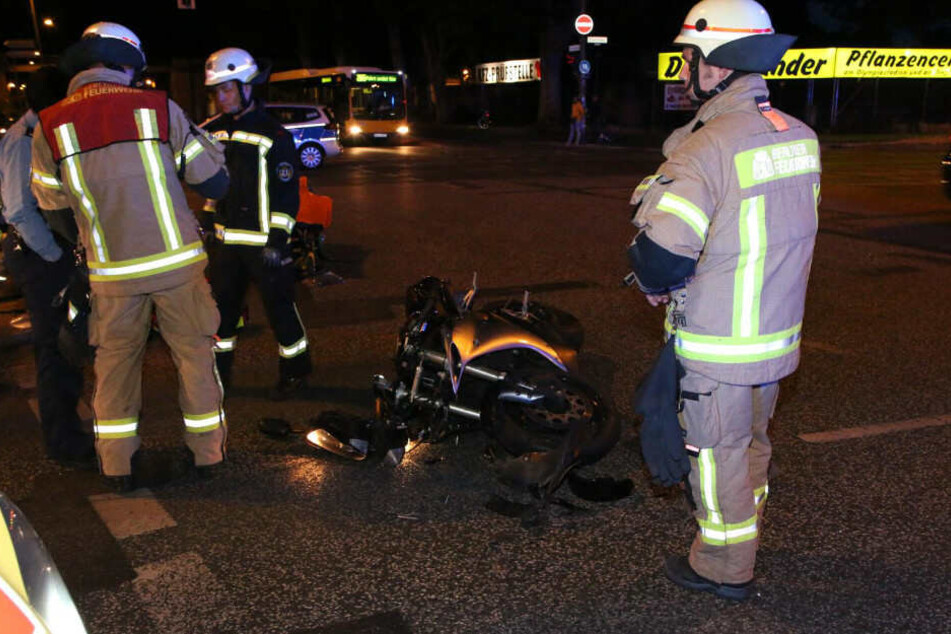 Feuewehrleute stehen am Unfallort.